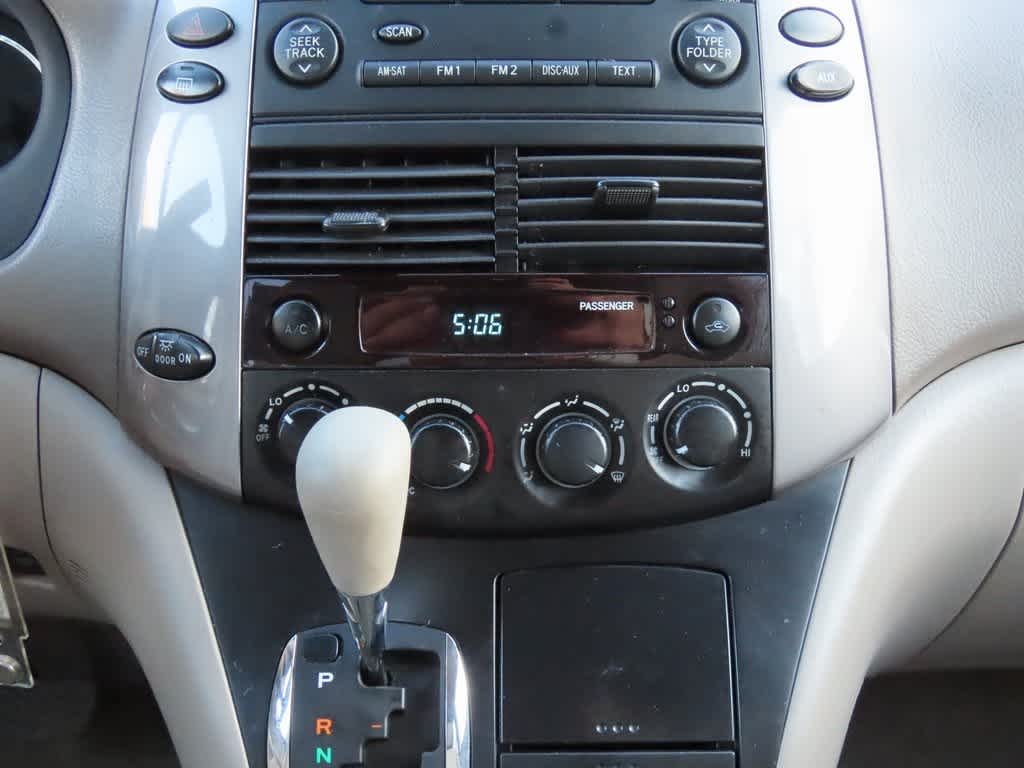 Thumbnail: 2010 Toyota Sienna - 20