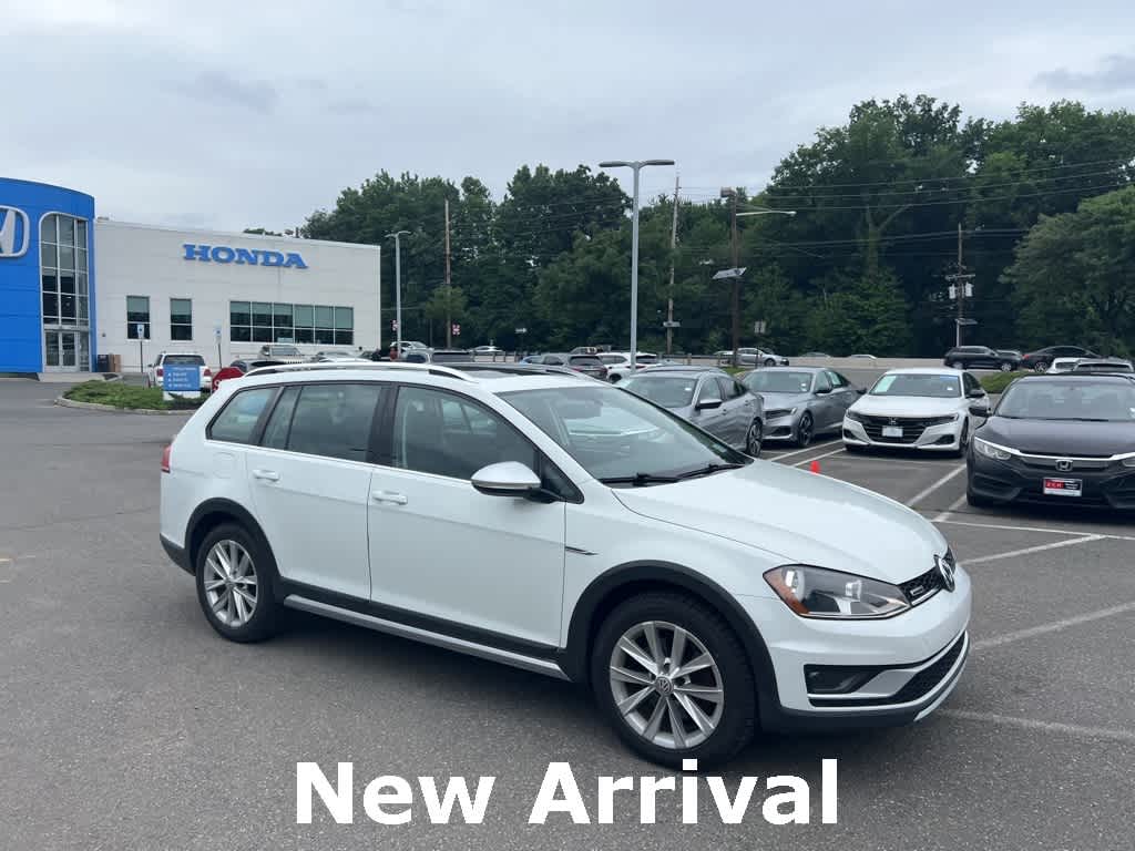 2017 Volkswagen Golf Alltrack SE Hero Image