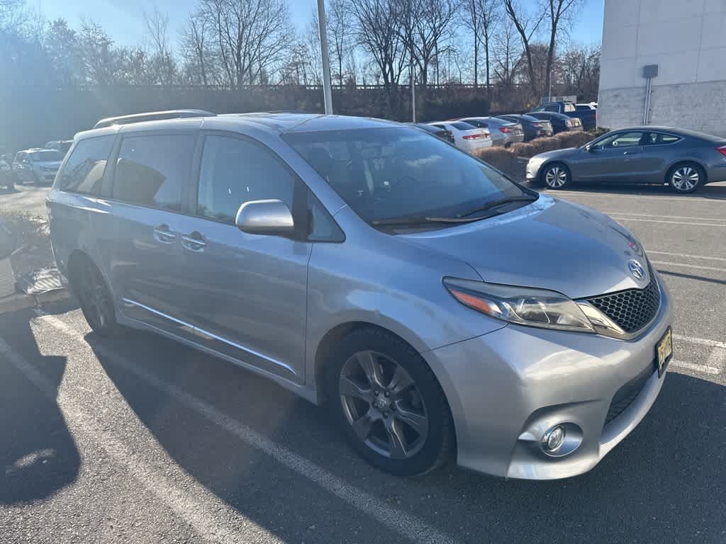 Thumbnail: 2017 Toyota Sienna - 5