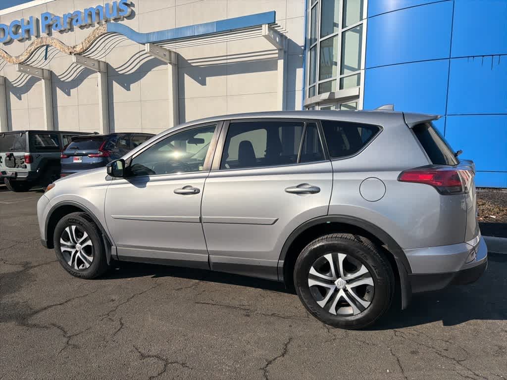 Thumbnail: 2018 Toyota RAV4 - 9