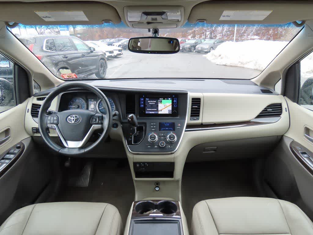 Thumbnail: 2017 Toyota Sienna - 18