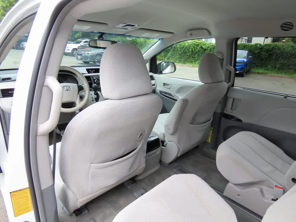 Thumbnail: 2014 Toyota Sienna - 15