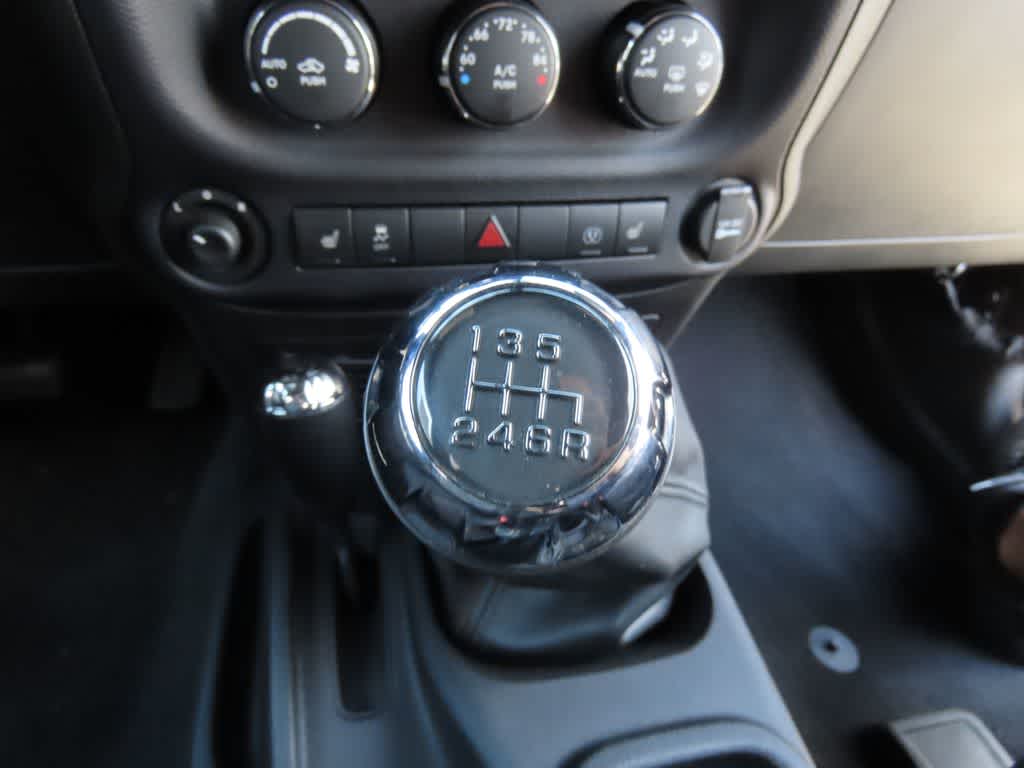 Thumbnail: 2015 Jeep Wrangler - 18