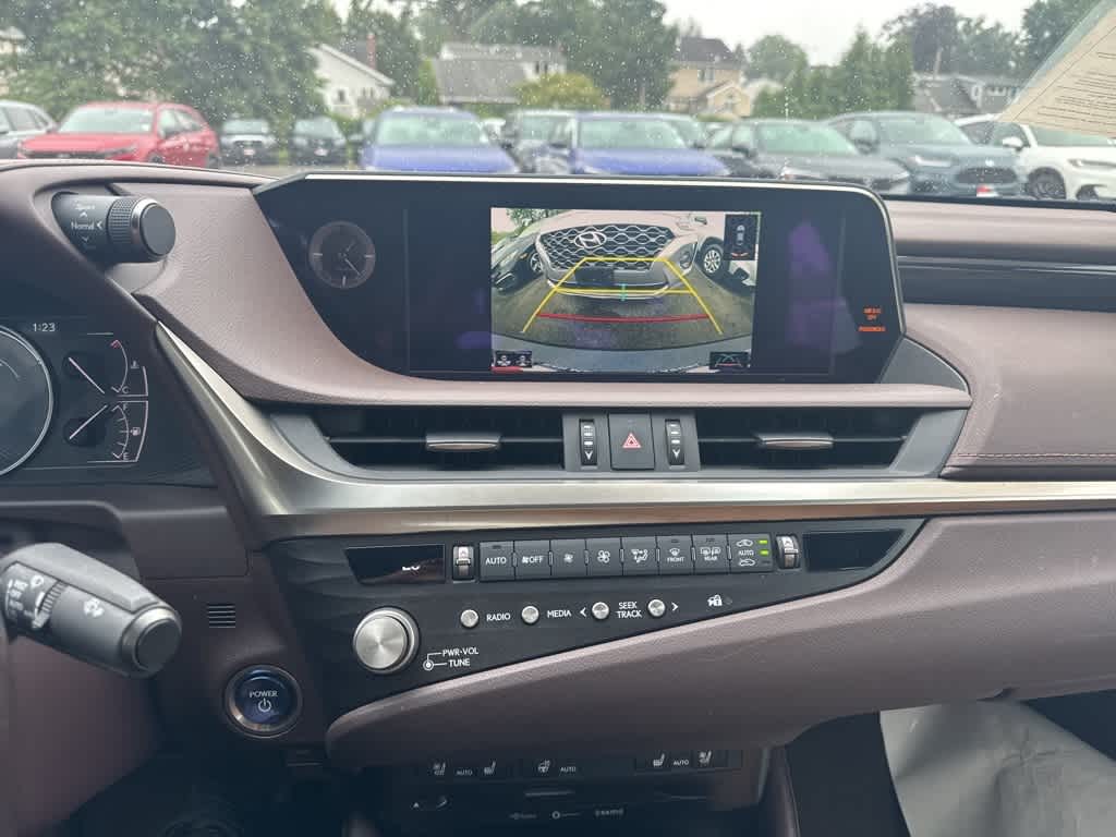 Thumbnail: 2021 Lexus ES - 22