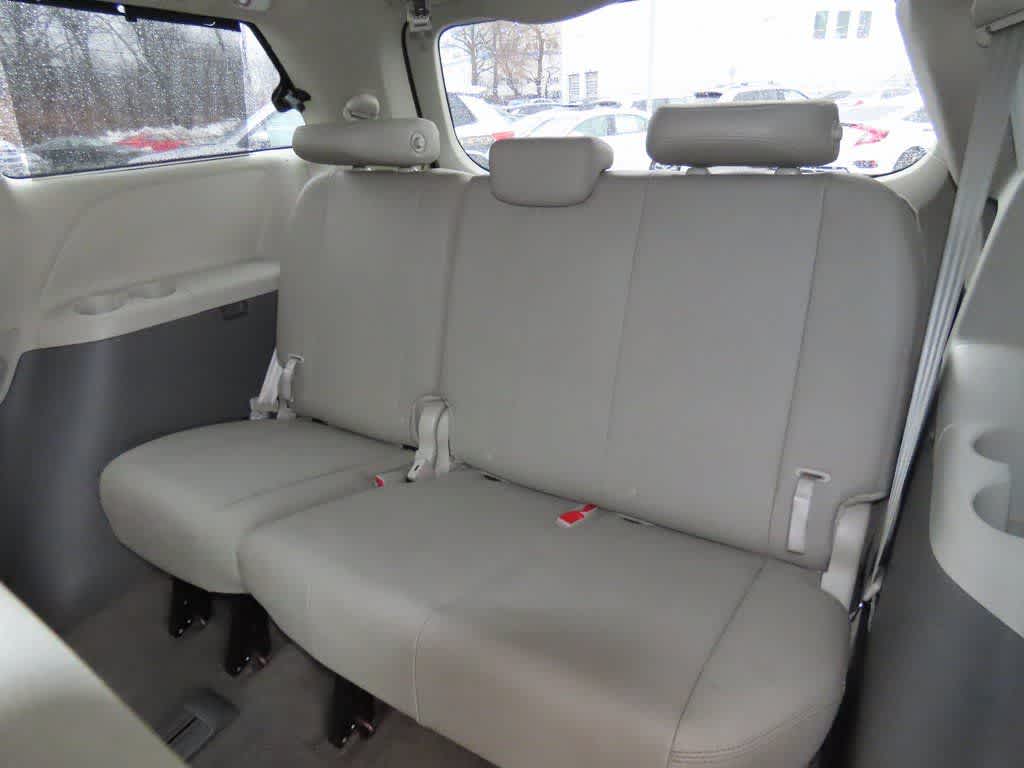 Thumbnail: 2017 Toyota Sienna - 14