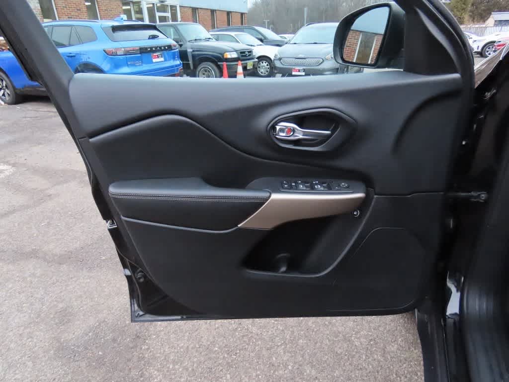 Thumbnail: 2018 Jeep Cherokee - 15