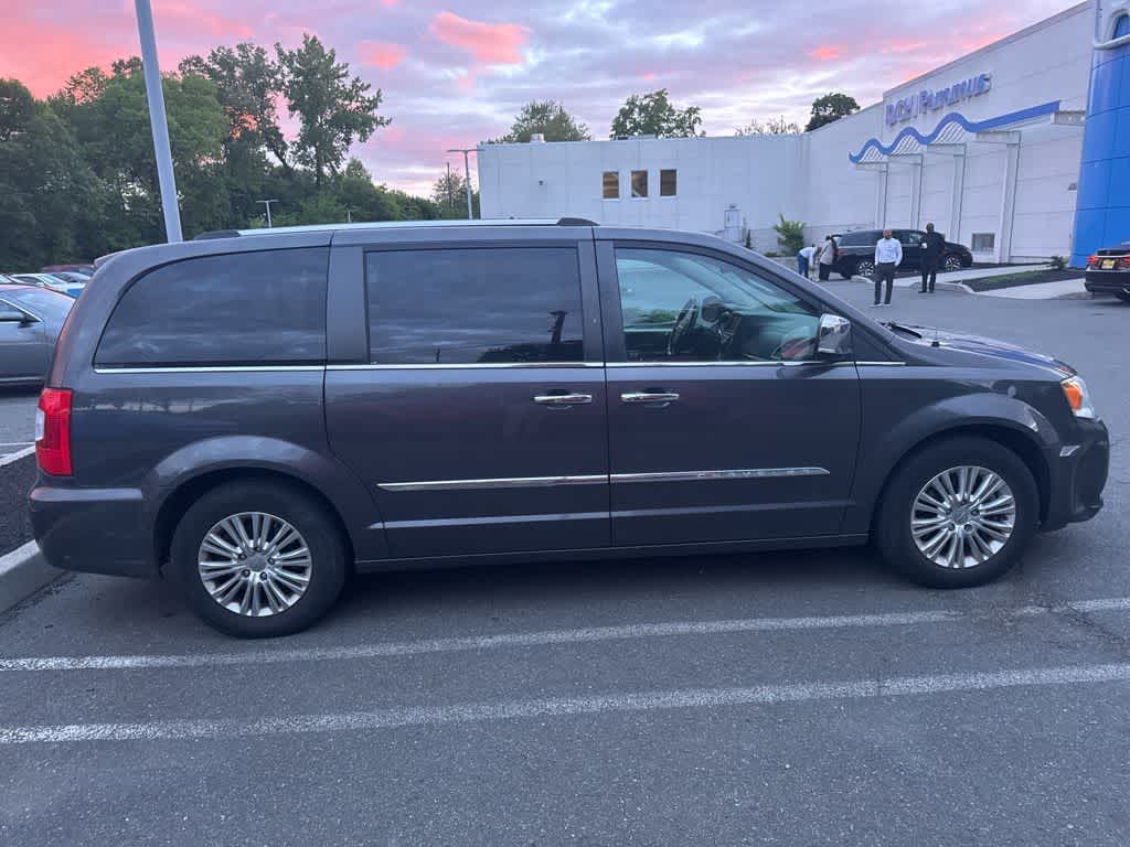 Thumbnail: 2016 Chrysler Town & Country - 10