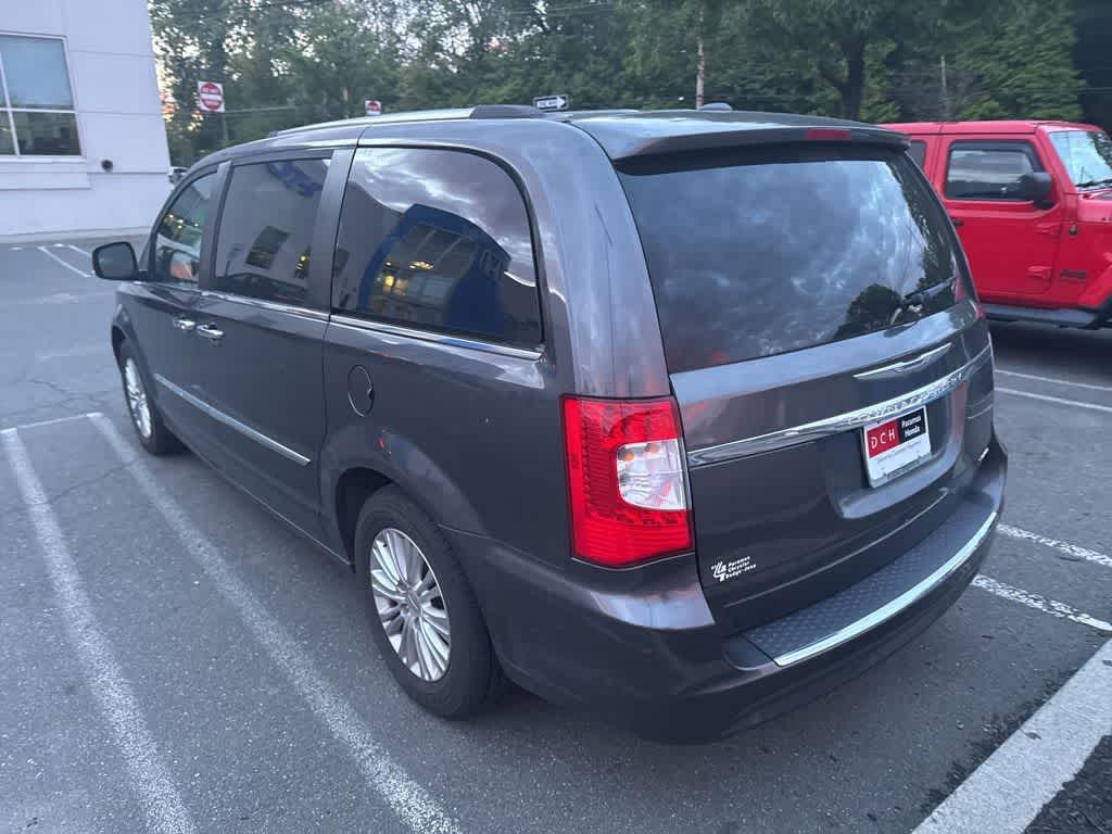 Thumbnail: 2016 Chrysler Town & Country - 16