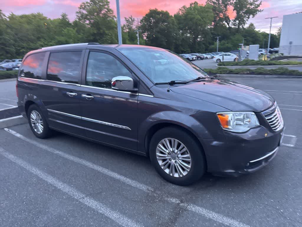 Thumbnail: 2016 Chrysler Town & Country - 8