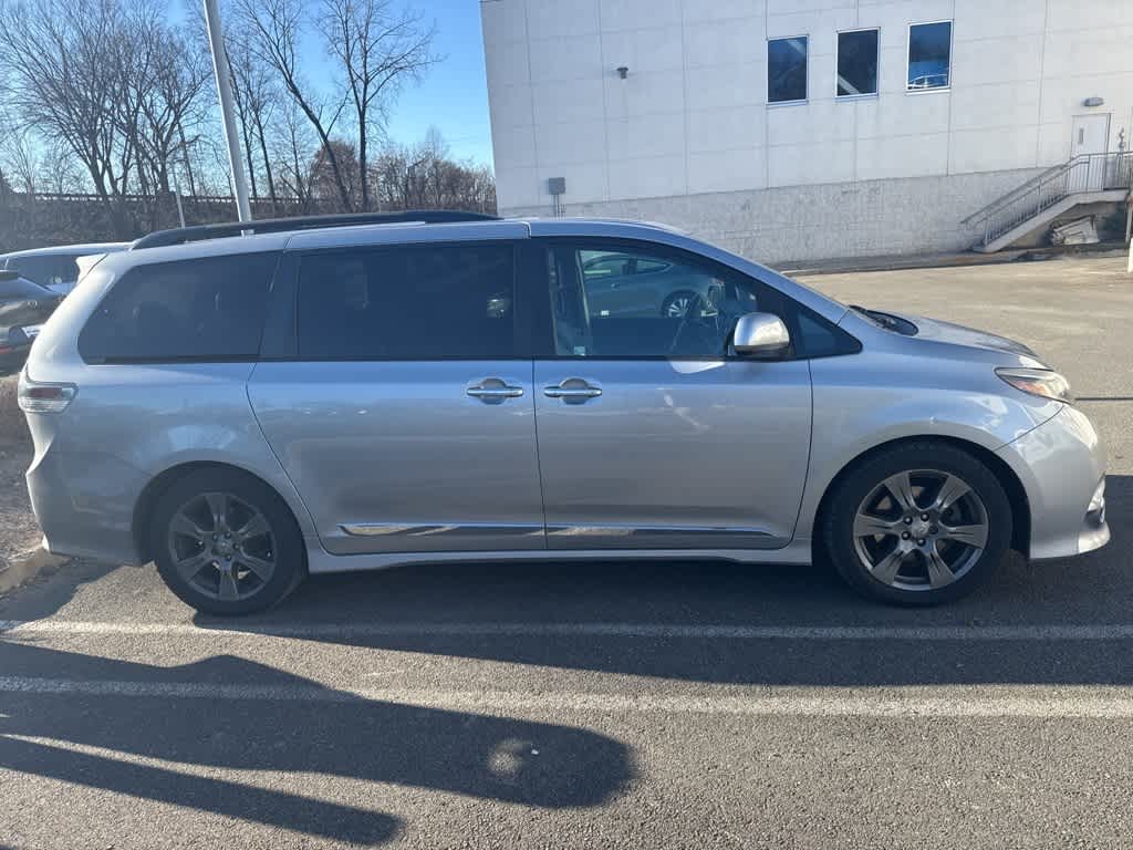 Thumbnail: 2017 Toyota Sienna - 6