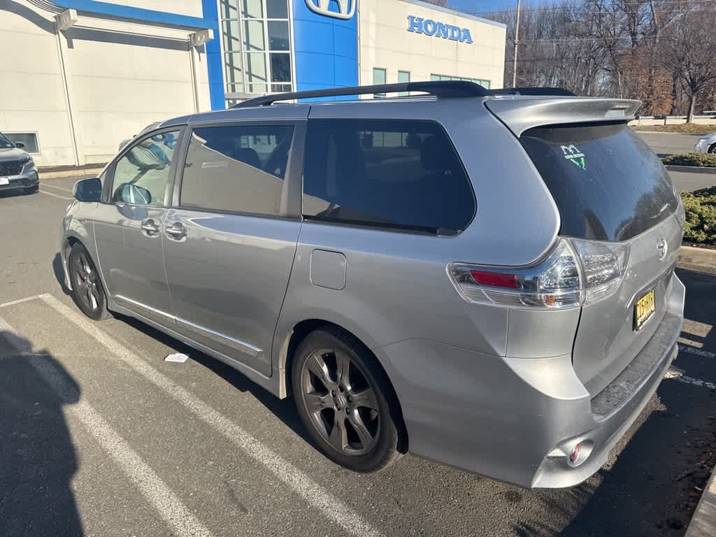 Thumbnail: 2017 Toyota Sienna - 8