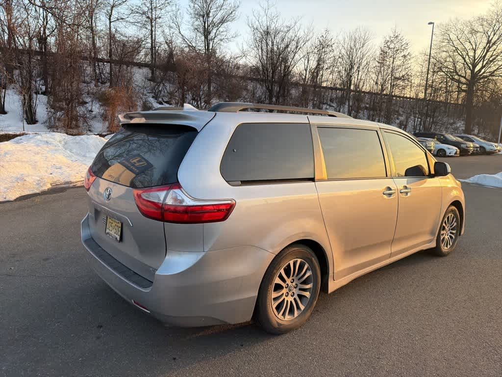 Thumbnail: 2018 Toyota Sienna - 11
