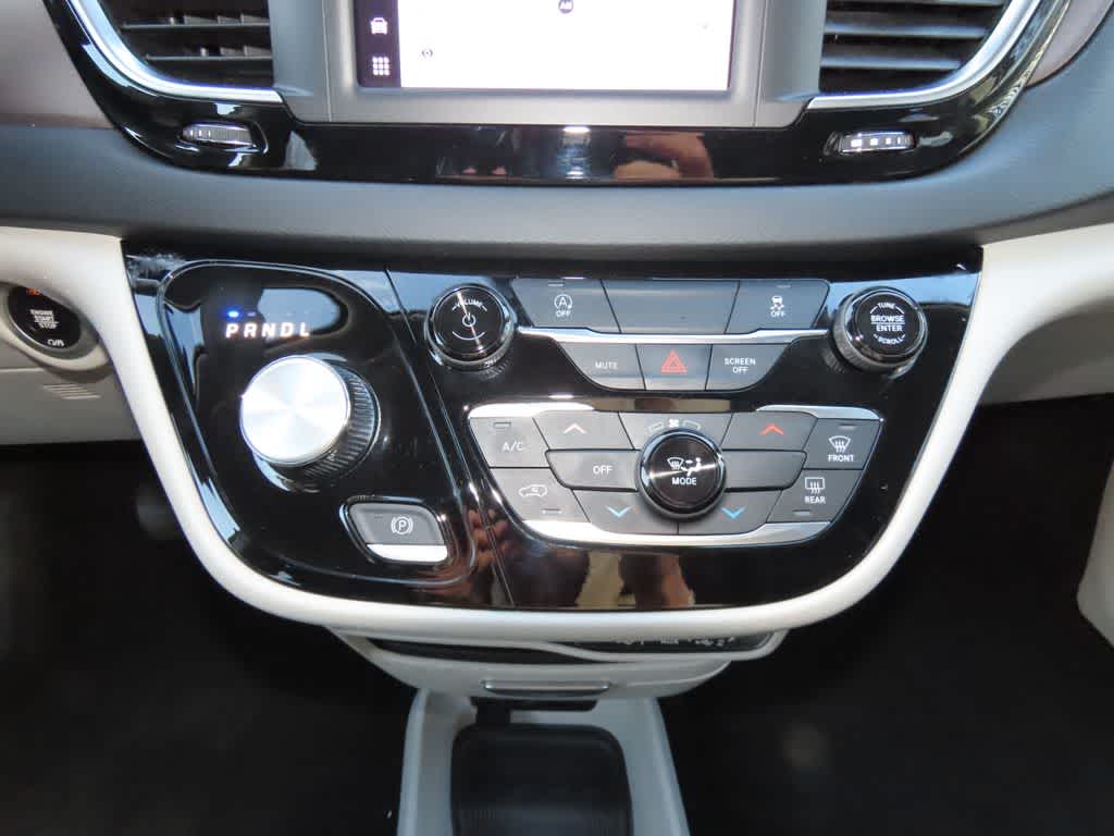 Thumbnail: 2023 Chrysler Voyager - 21