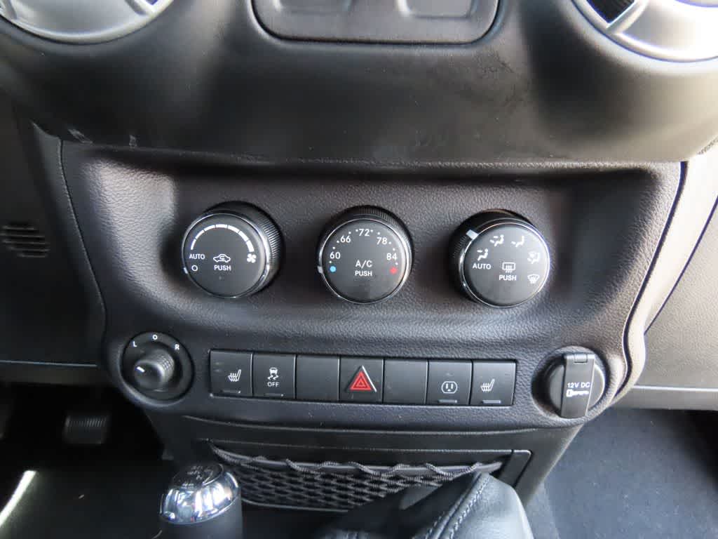 Thumbnail: 2015 Jeep Wrangler - 17