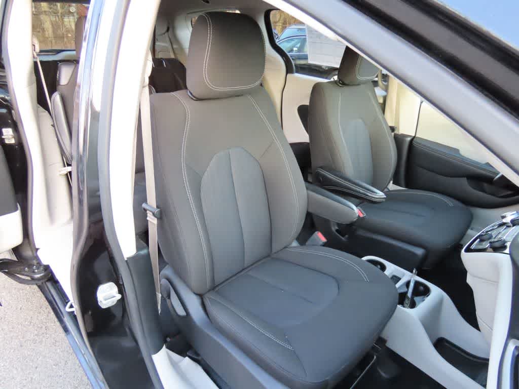 Thumbnail: 2023 Chrysler Voyager - 17