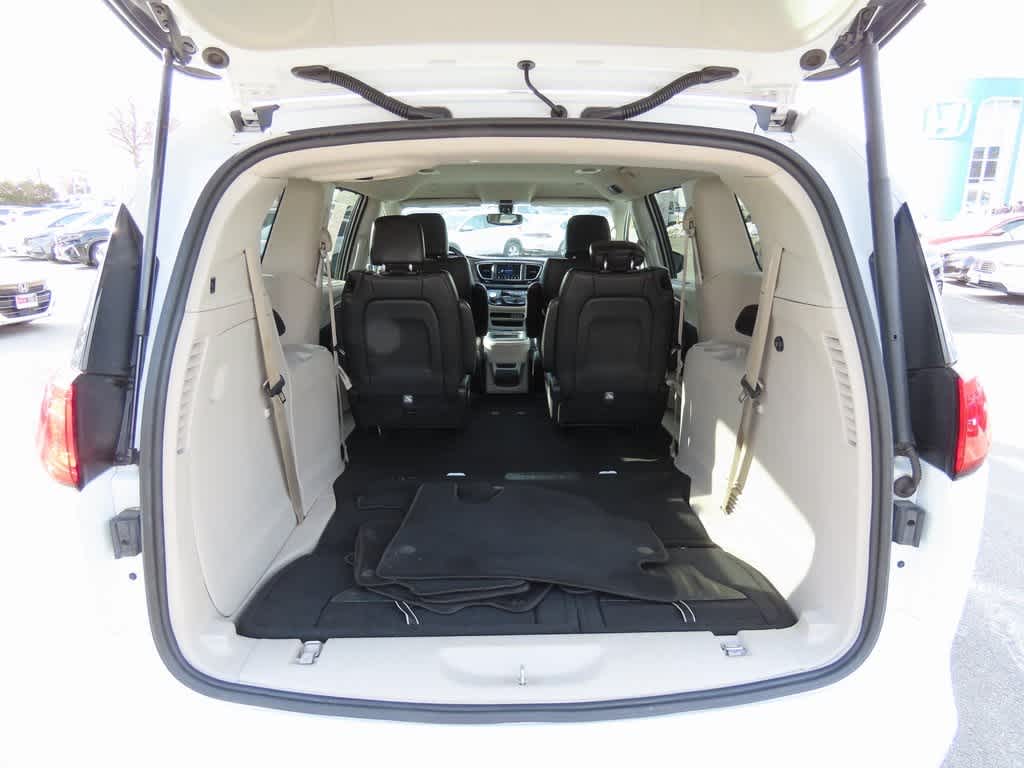 Thumbnail: 2021 Chrysler Voyager - 10