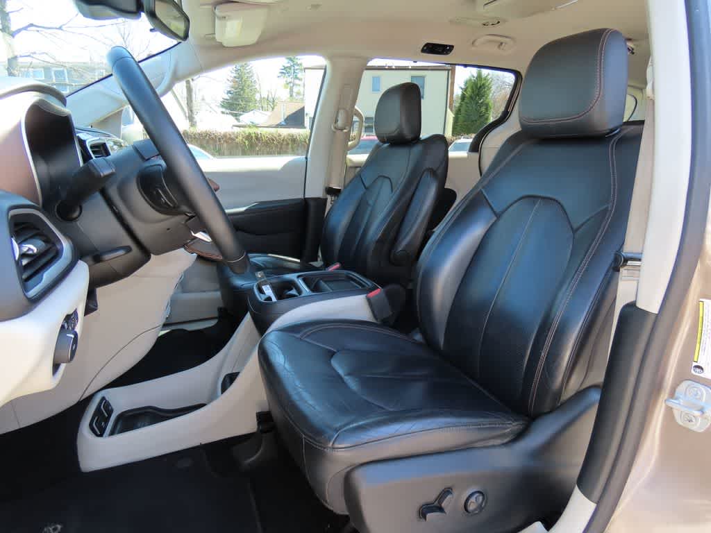 Thumbnail: 2018 Chrysler Pacifica - 12