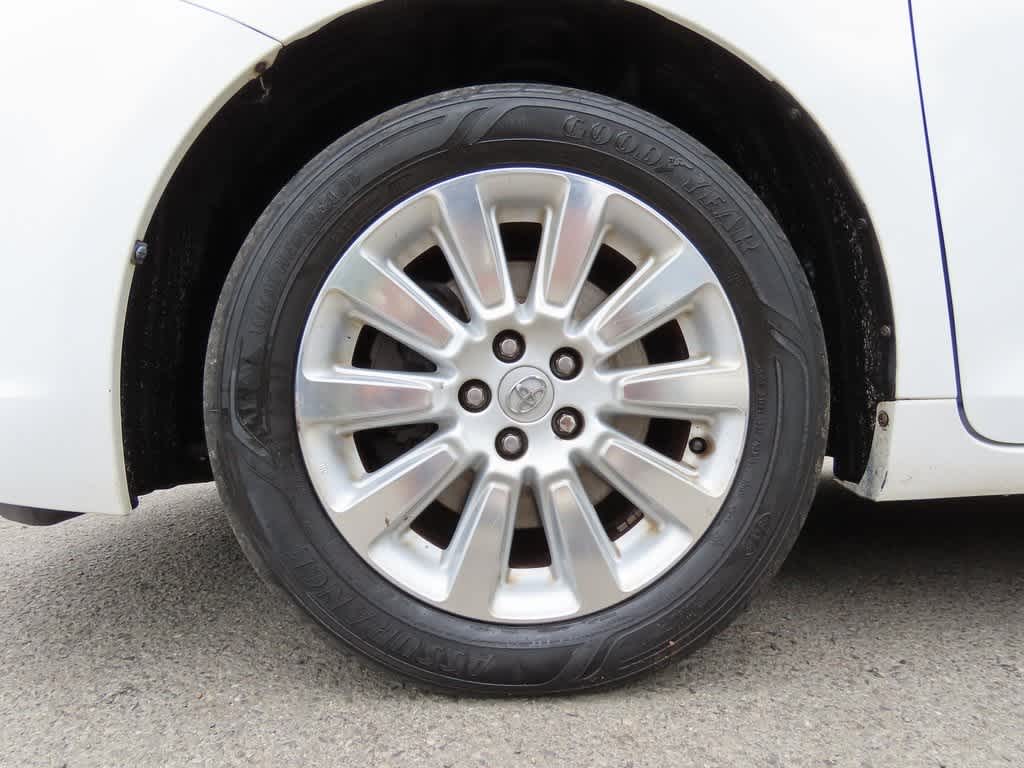 Thumbnail: 2014 Toyota Sienna - 9