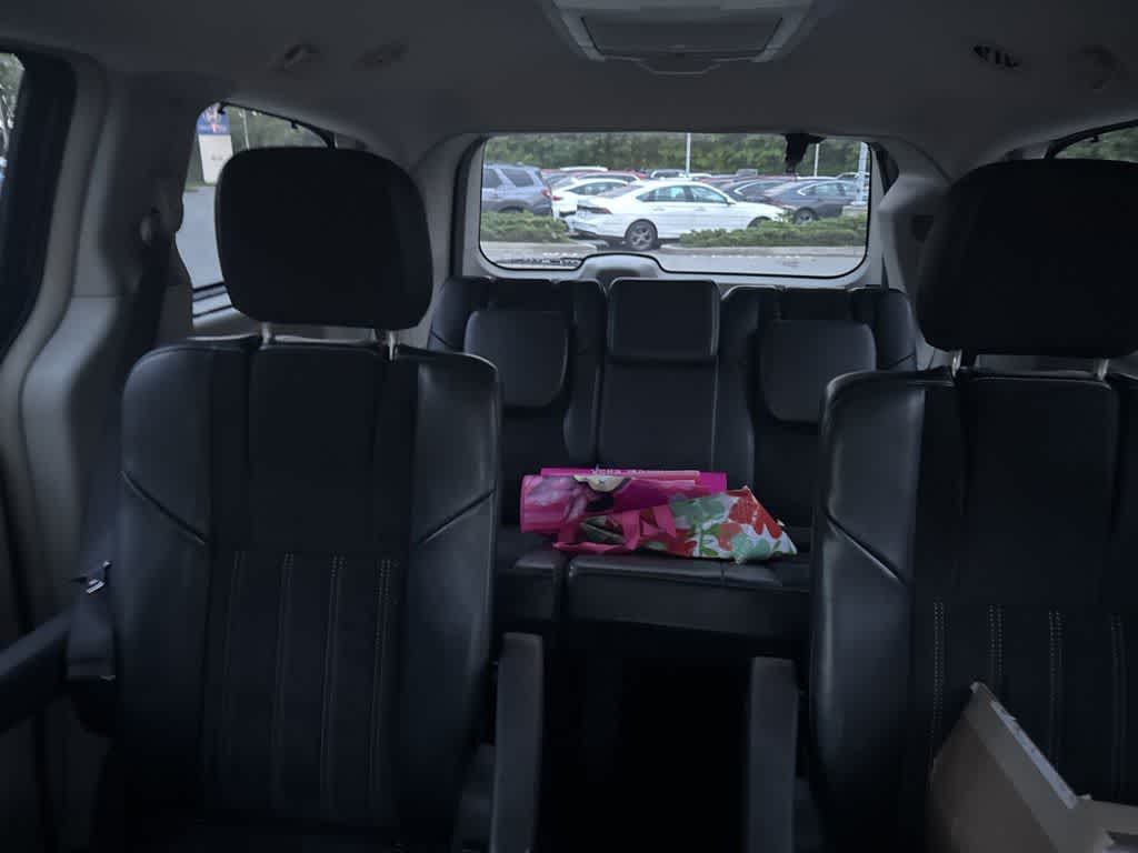 Thumbnail: 2016 Chrysler Town & Country - 22