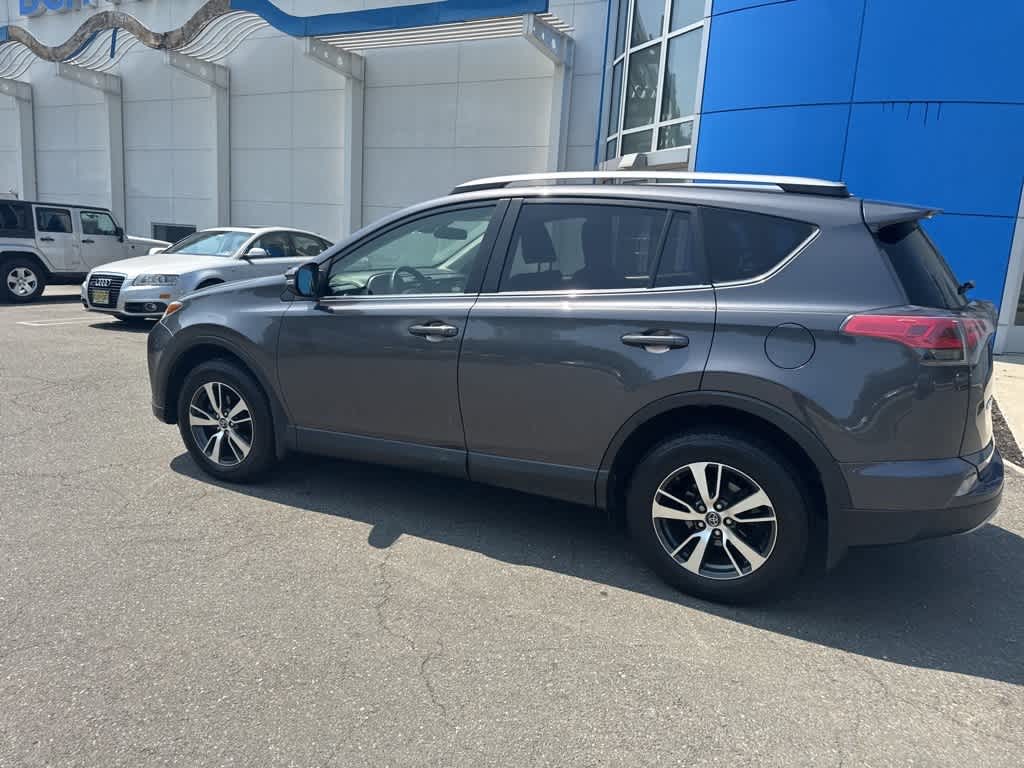 2018 Toyota RAV4 XLE 10