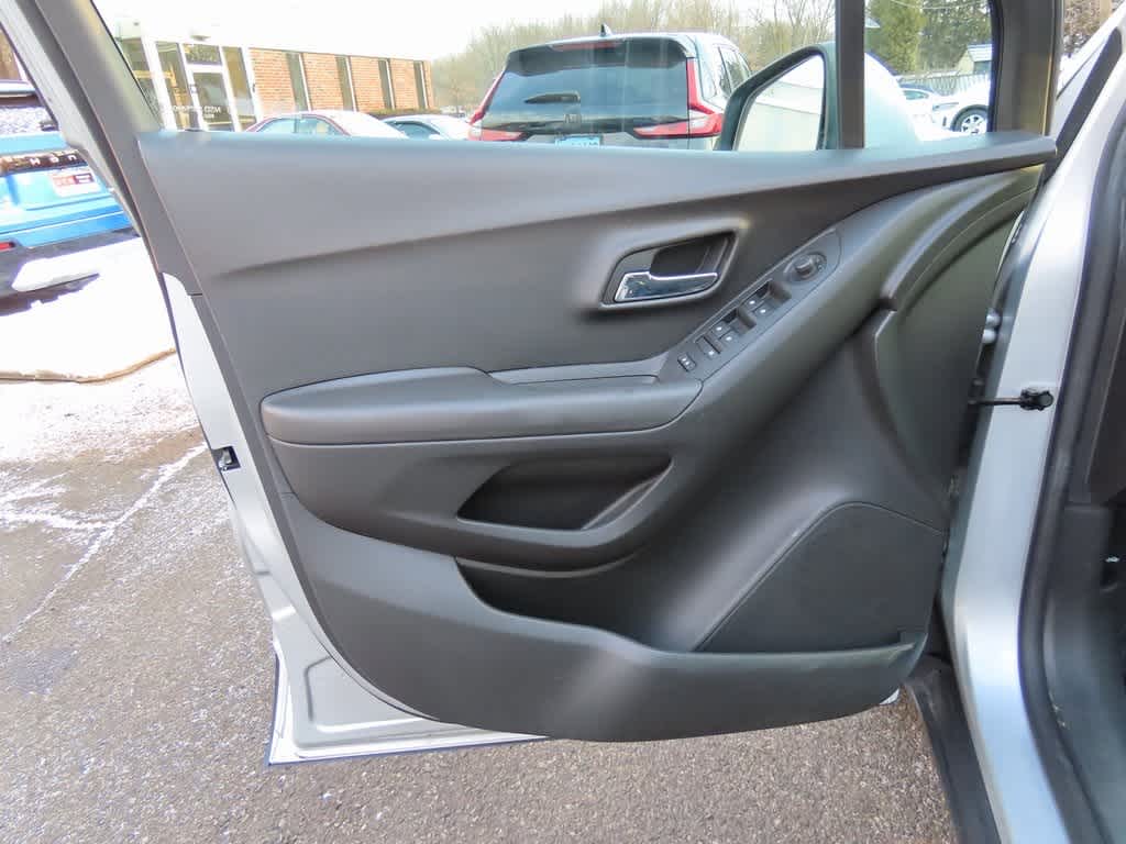 Thumbnail: 2018 Chevrolet Trax - 15