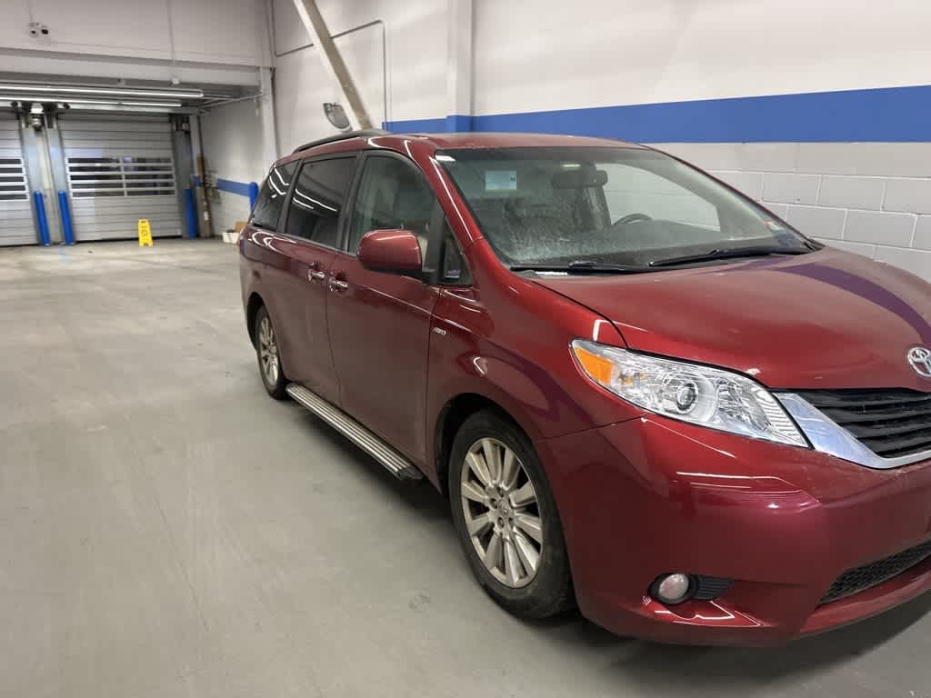 Thumbnail: 2017 Toyota Sienna - 3