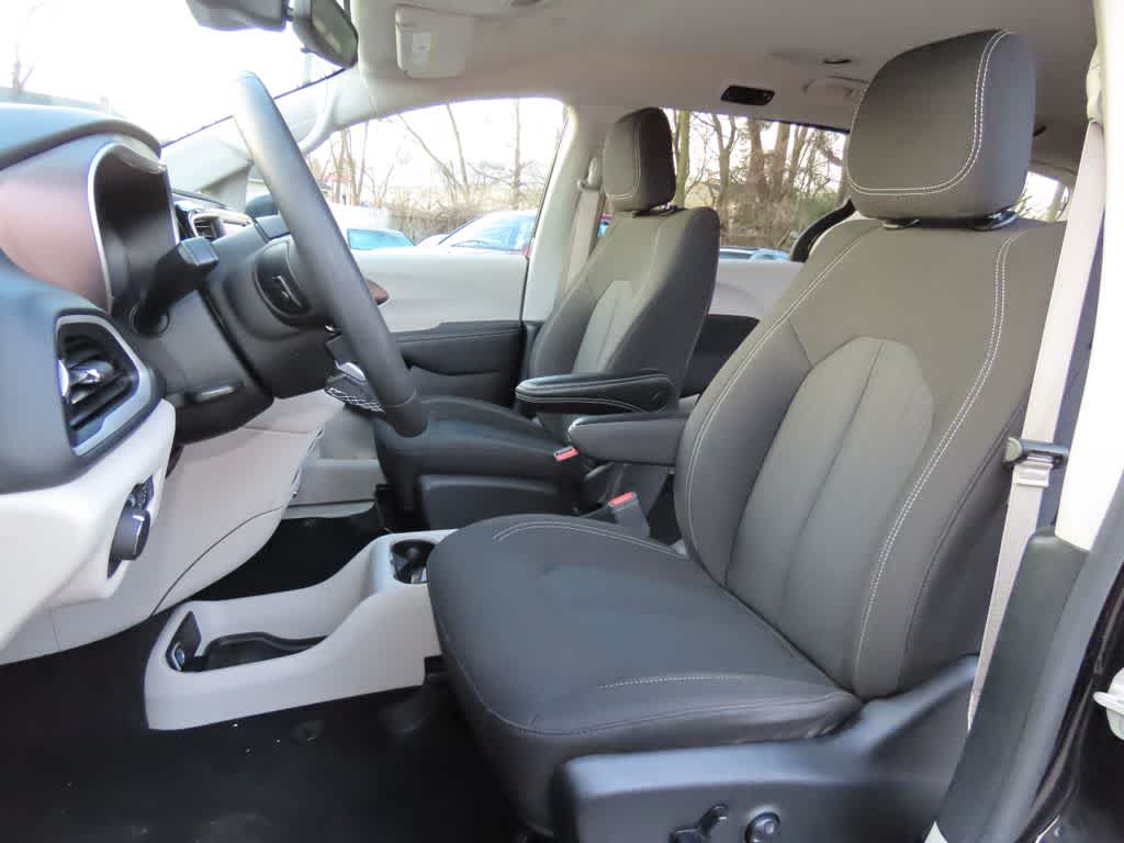 Thumbnail: 2023 Chrysler Voyager - 12