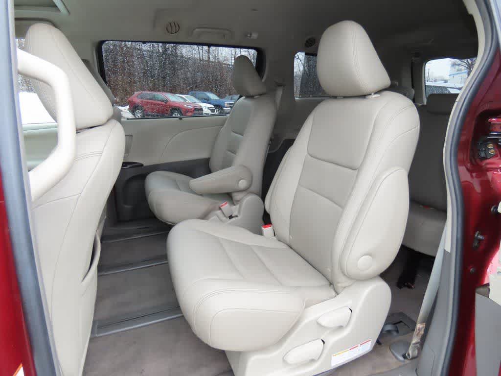 Thumbnail: 2017 Toyota Sienna - 13