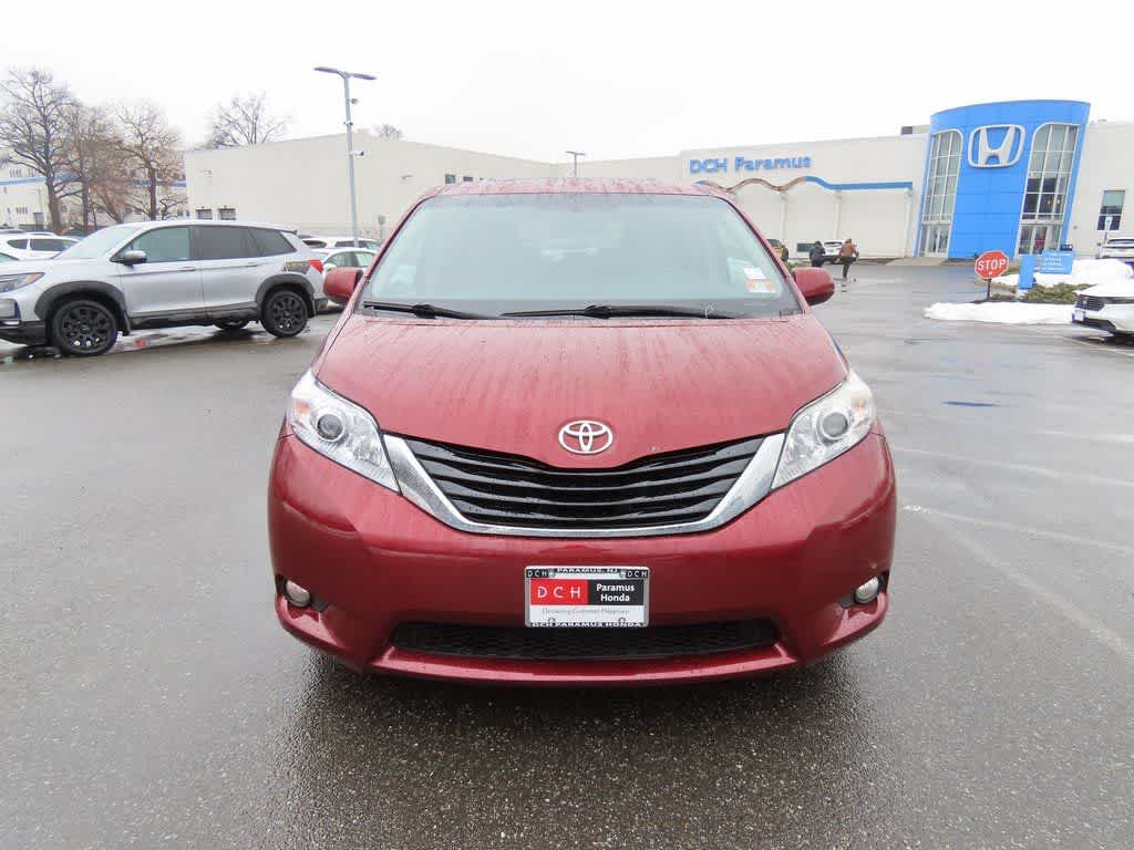 Thumbnail: 2017 Toyota Sienna - 6