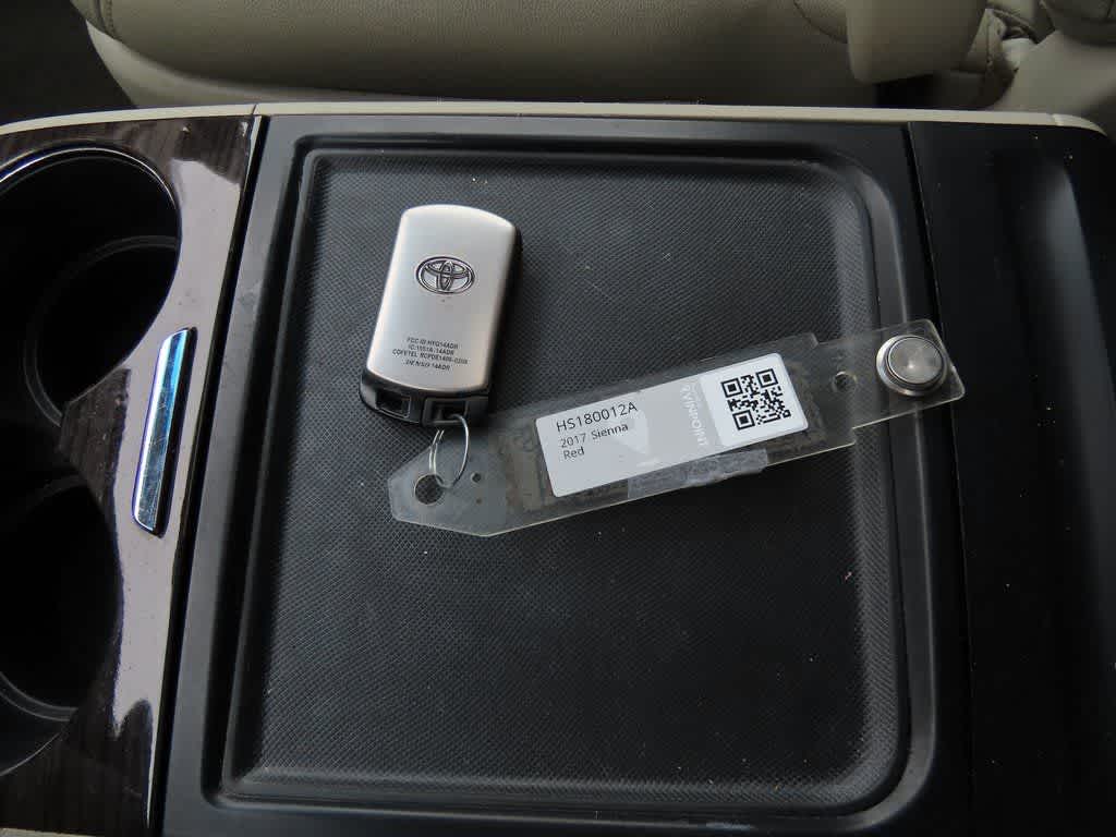 Thumbnail: 2017 Toyota Sienna - 27