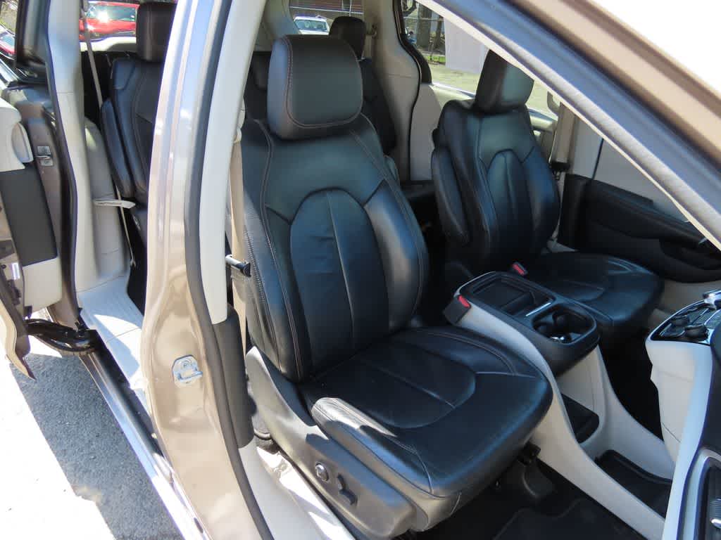 Thumbnail: 2018 Chrysler Pacifica - 18