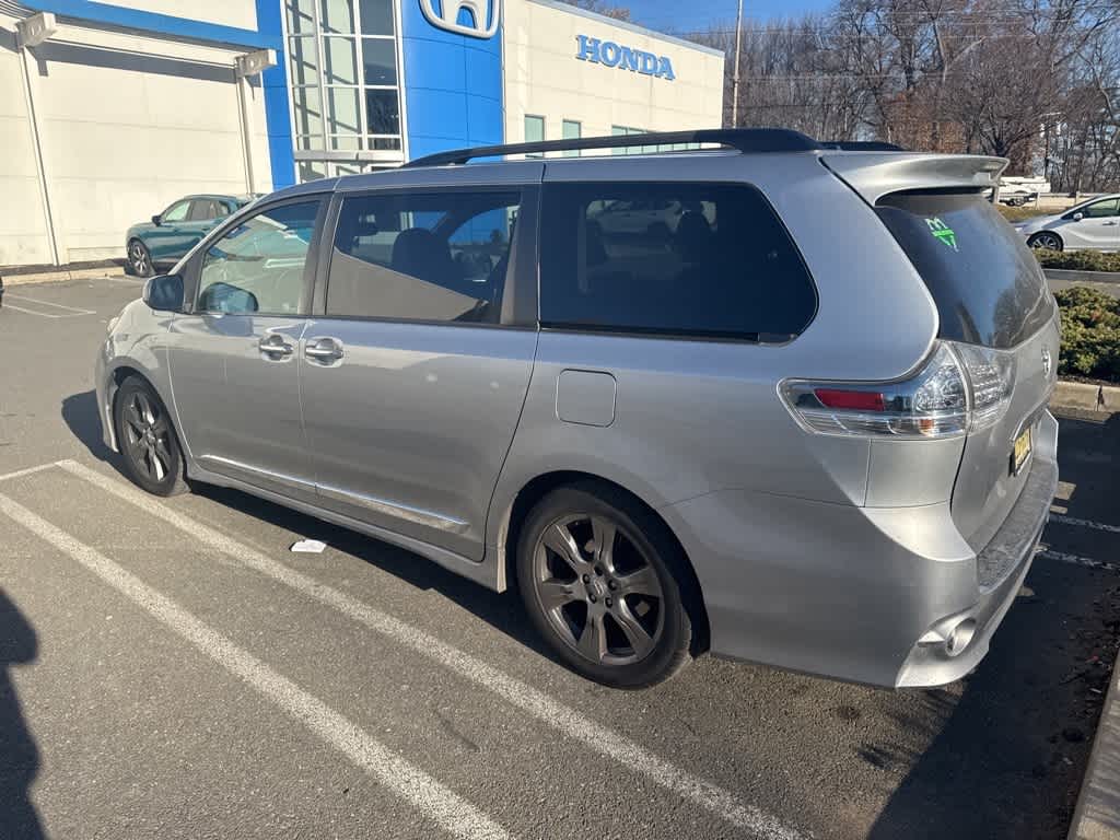 Thumbnail: 2017 Toyota Sienna - 9