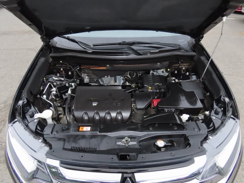 Thumbnail: 2016 Mitsubishi Outlander - 9