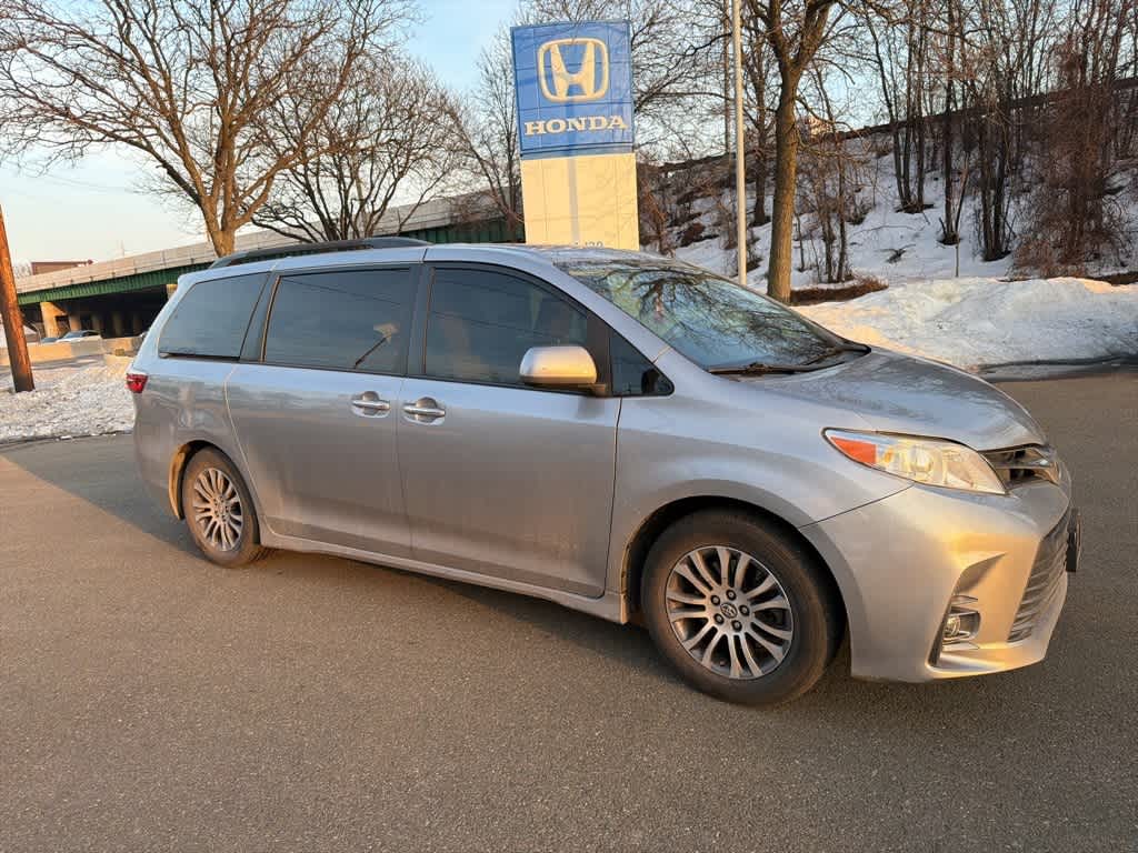 Thumbnail: 2018 Toyota Sienna - 16