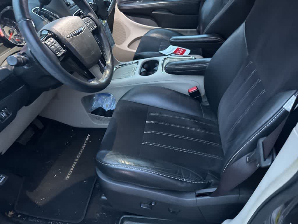 Thumbnail: 2016 Chrysler Town & Country - 23