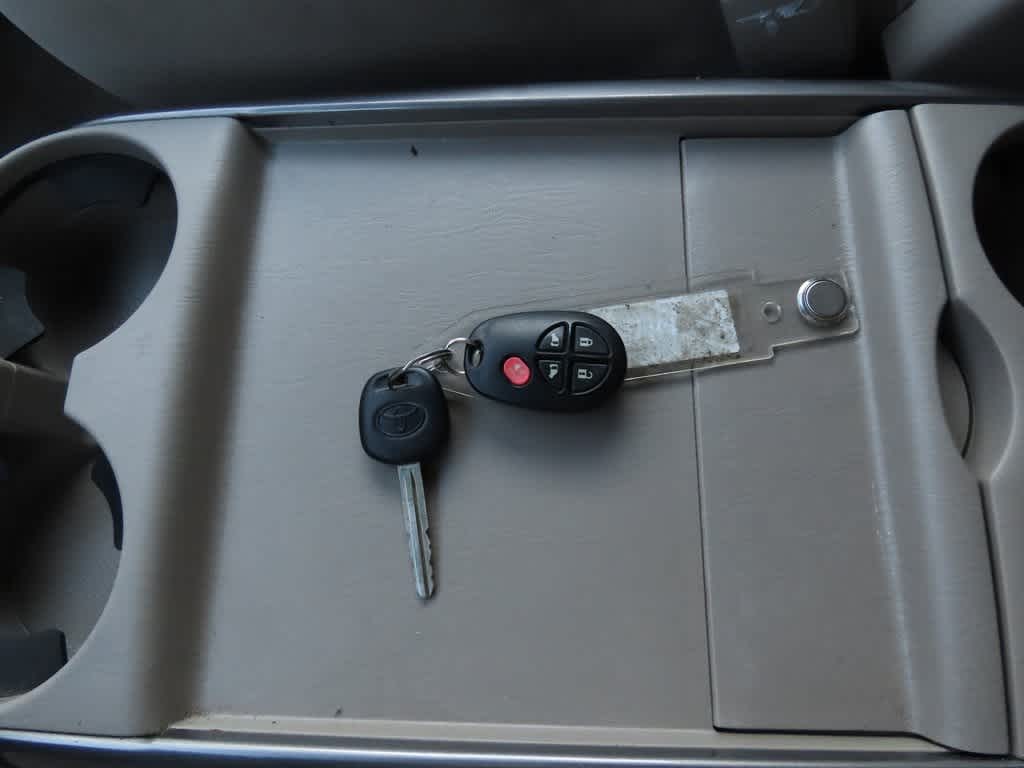 Thumbnail: 2010 Toyota Sienna - 24