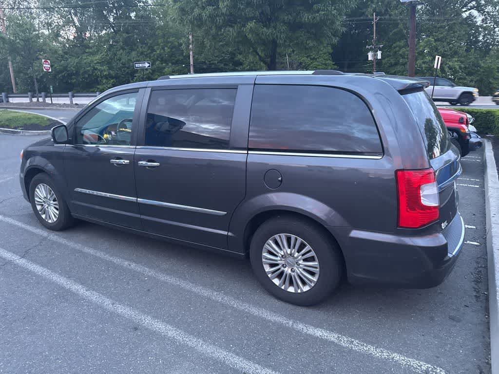Thumbnail: 2016 Chrysler Town & Country - 18