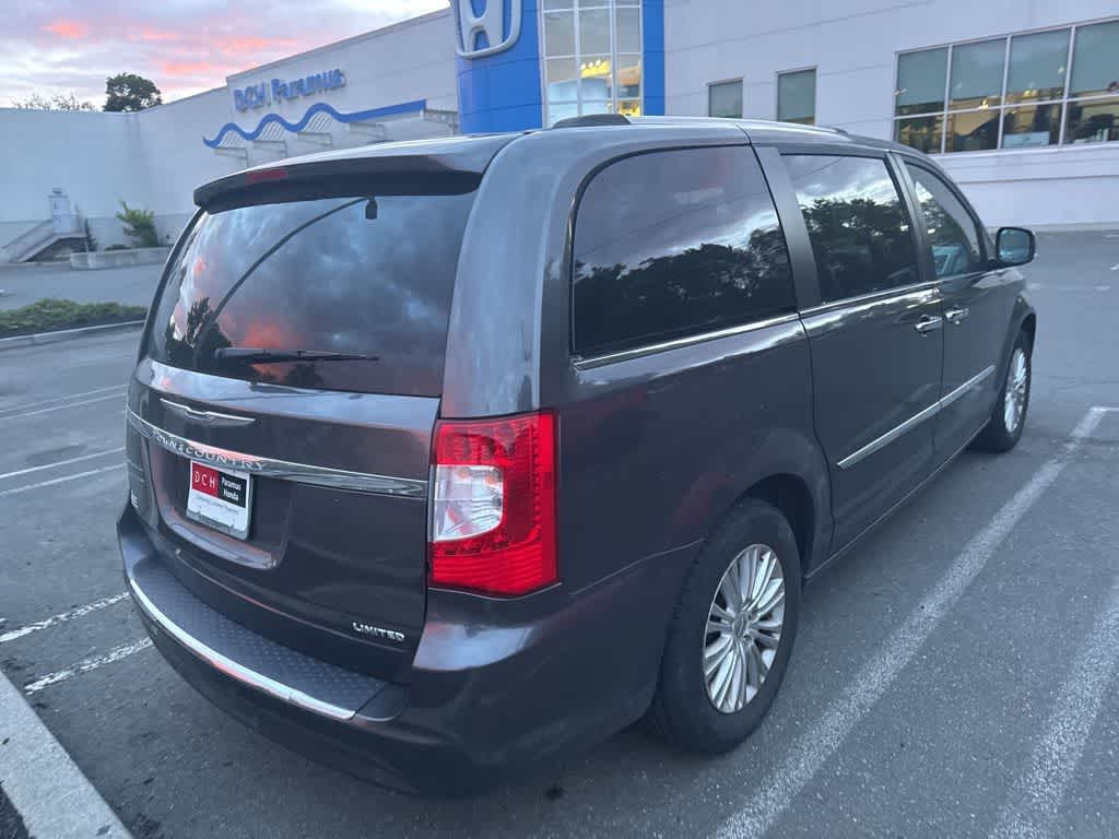Thumbnail: 2016 Chrysler Town & Country - 12