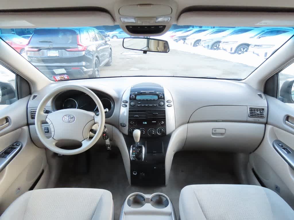 Thumbnail: 2010 Toyota Sienna - 17