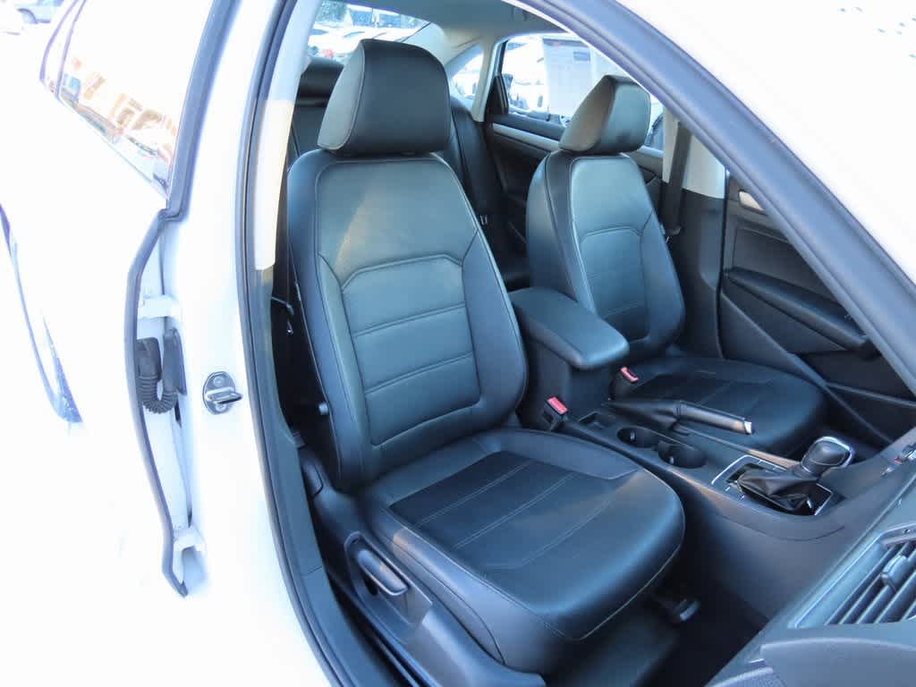 Thumbnail: 2014 Volkswagen Passat - 16