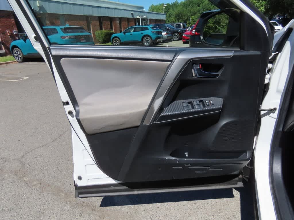 Thumbnail: 2015 Toyota RAV4 - 16