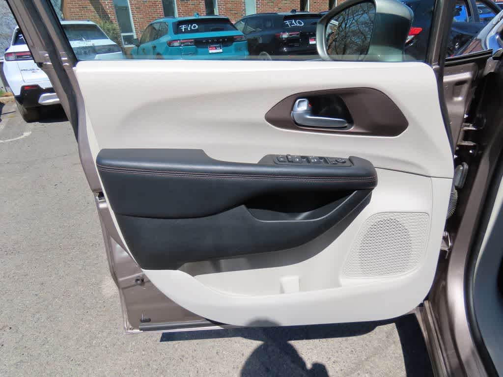 Thumbnail: 2018 Chrysler Pacifica - 17