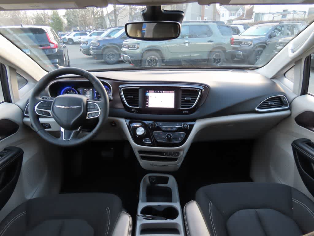 Thumbnail: 2023 Chrysler Voyager - 18