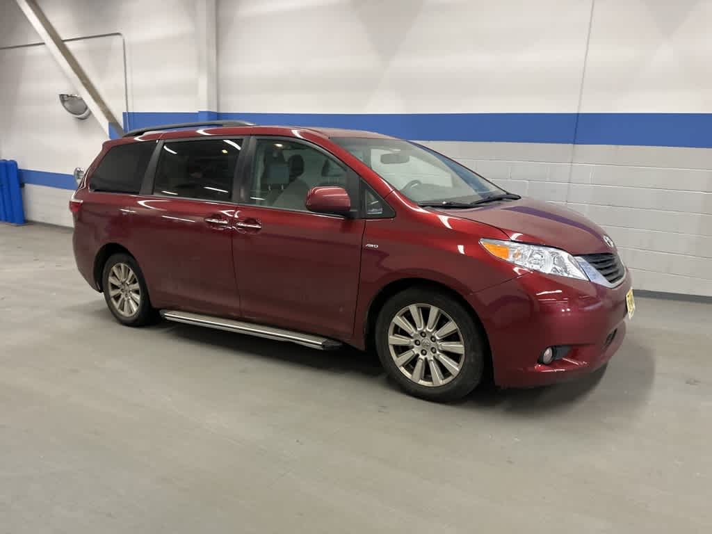 Thumbnail: 2017 Toyota Sienna - 5