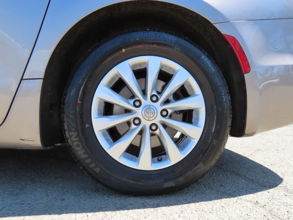 Thumbnail: 2018 Chrysler Pacifica - 8