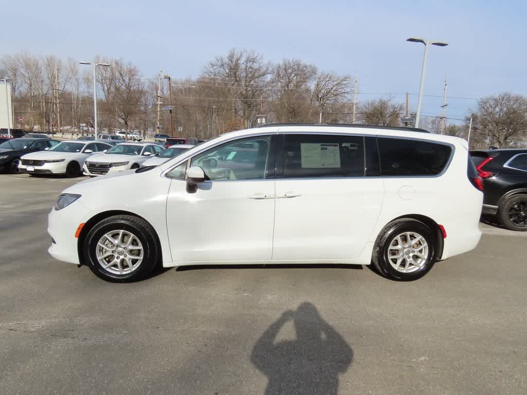 Thumbnail: 2021 Chrysler Voyager - 3