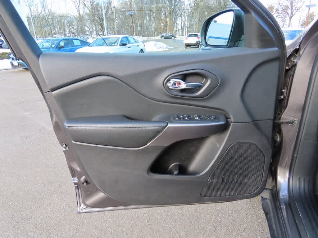 Thumbnail: 2019 Jeep Cherokee - 18