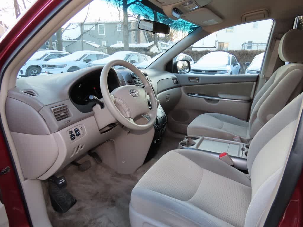 Thumbnail: 2010 Toyota Sienna - 2