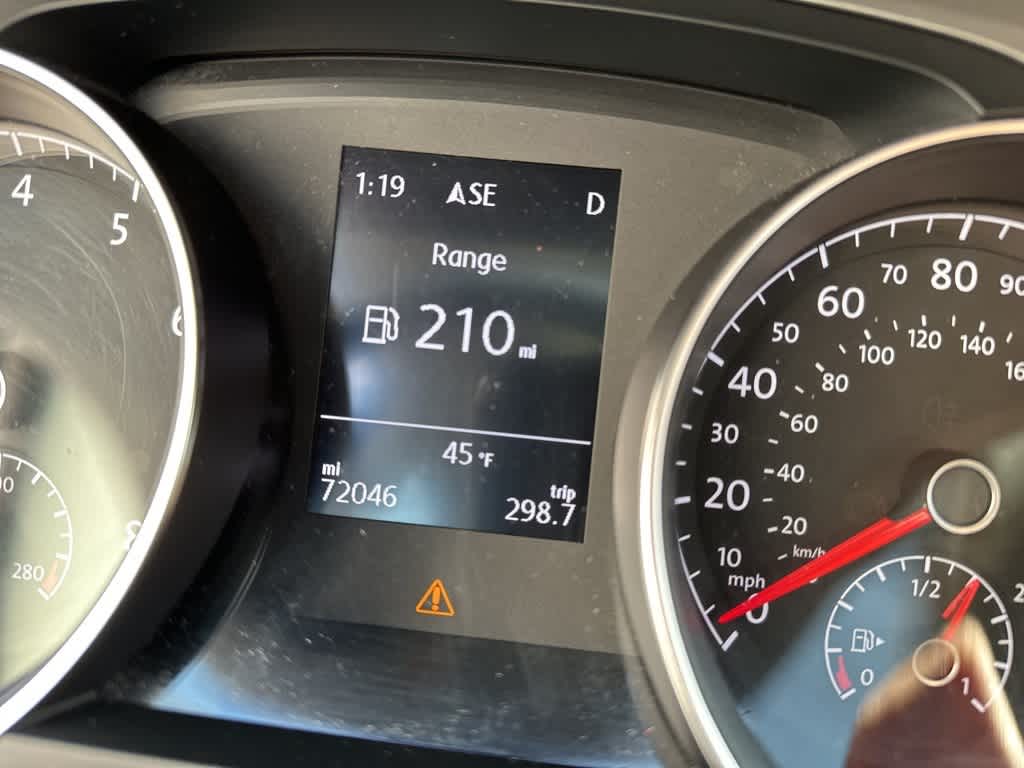 Thumbnail: 2016 Volkswagen Golf - 25