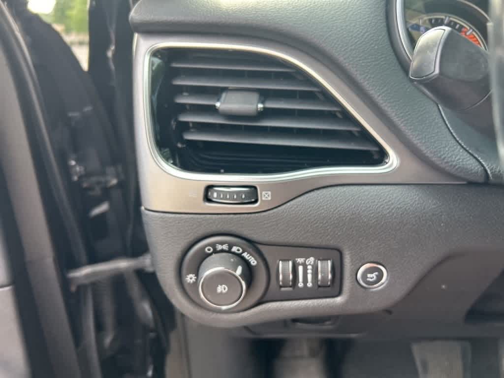 Thumbnail: 2019 Jeep Cherokee - 3